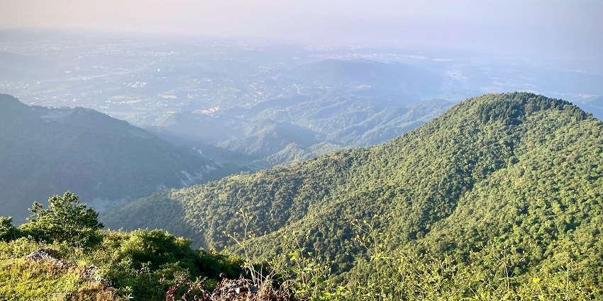 The lush green beauty of the Mussoorie Hill Station in Uttarakhand inviting visitors.