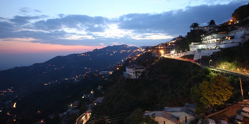 An image of an evening in Mussoorie highlights tourist attractions near Dehradun.