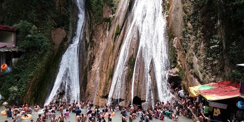 An image showing Kempty Fall in Mussoorie, one of the tourist attractions near Dehradun.