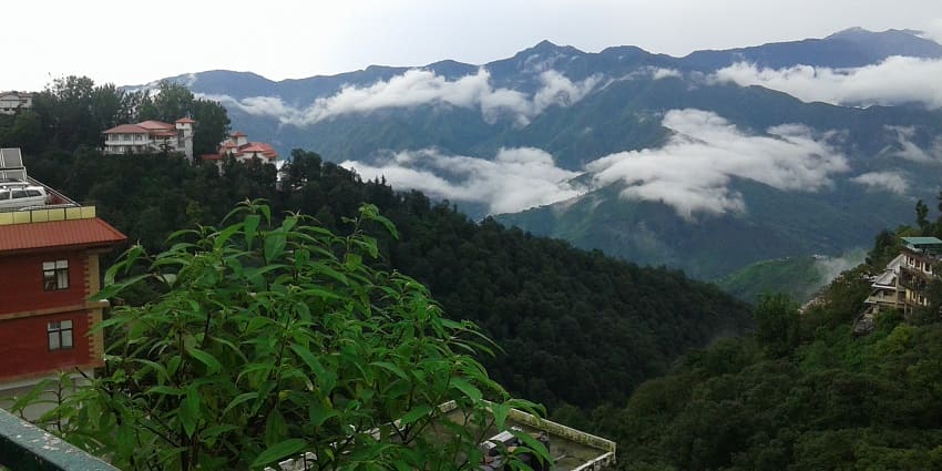 Hill stations are the best places near Dehradun for weekend getaways with scenic views and tranquility.