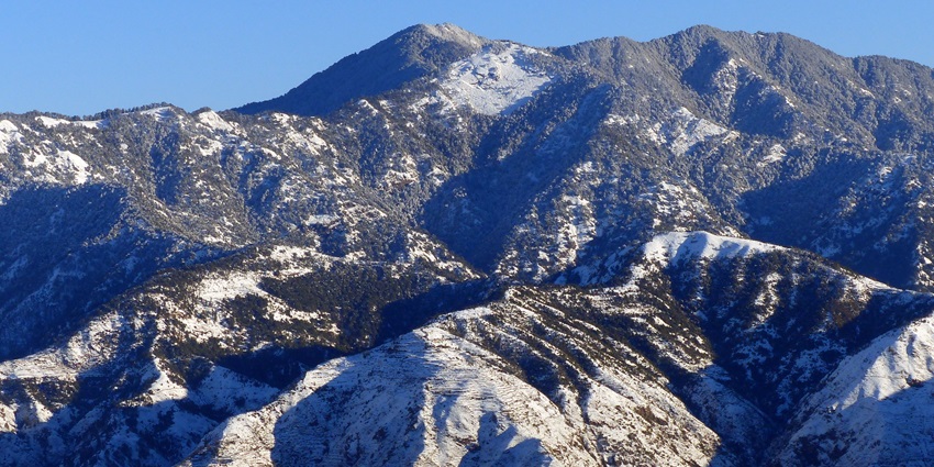 A picture of stunning mountains with a fine cover of snow, located in Uttarakhand