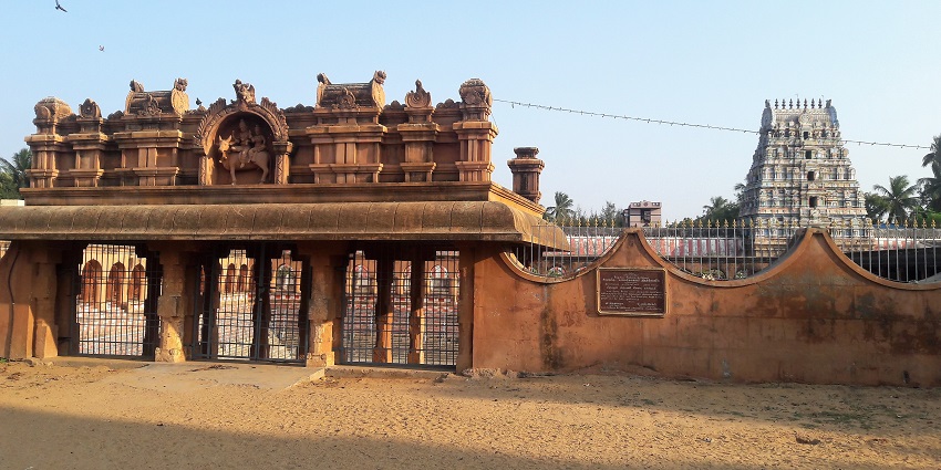 Complex outside the gate of Nageswaran temple with the temple visible behind the walls