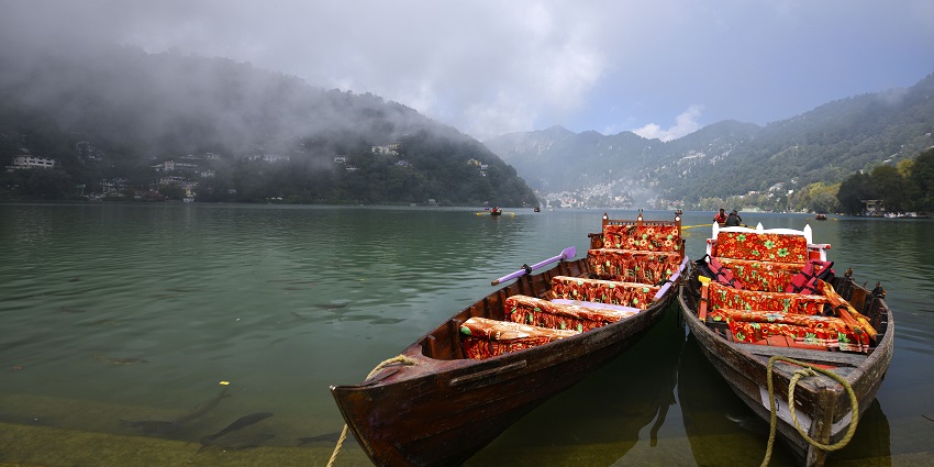 A scenic picture of Nainital's lake, one of the best hill stations near Uttar Pradesh.