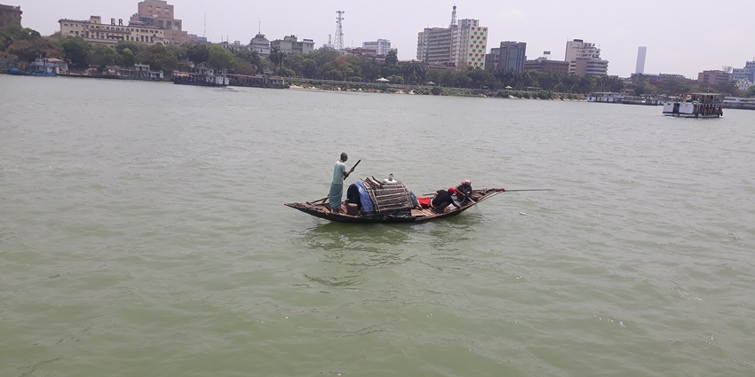 Visitors enjoy boating at one of the serene and must-visit nature parks in Kolkata.