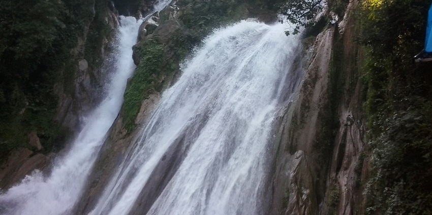 Stunning waterfall surrounded by lush greenery, ideal for nature lovers.