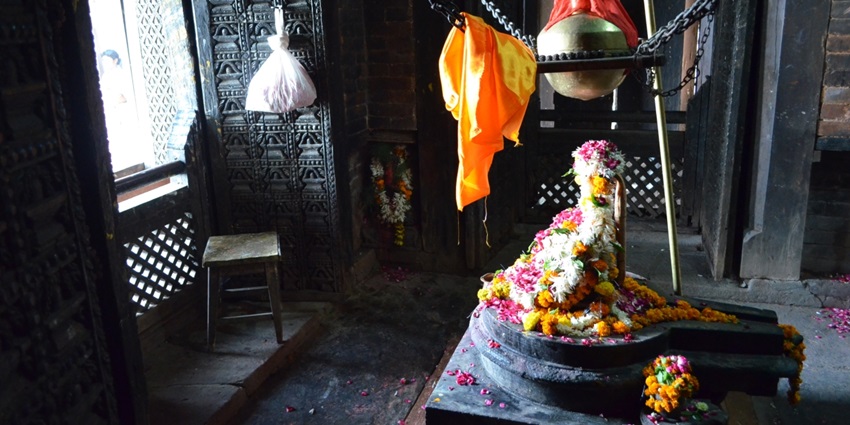 A picture of the Nepali Temple, a fusion of Indian and Nepali architecture, located in Kashi.