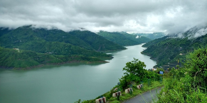 Image of Tehri Lake in New Tehri, surrounded by stunning mountain scenery and clear waters.