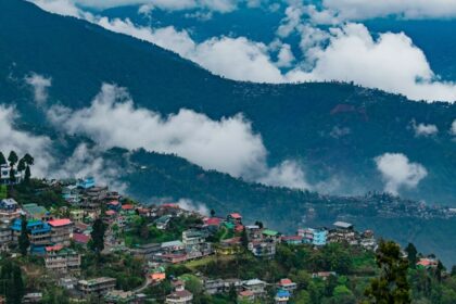 A mesmerising view of Darjeeling, one of the offbeat places in West Bengal, India.