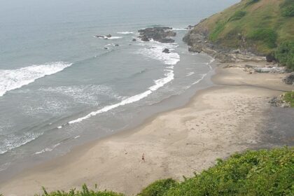 A picture of a beautiful beach in West Bengal with a picturesque view of the sea