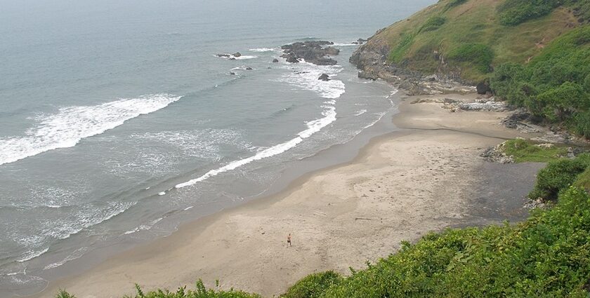 A picture of a beautiful beach in West Bengal with a picturesque view of the sea