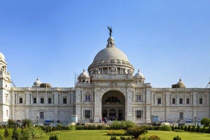 A picture of the gorgeous Victoria Memorial in Kolkata with a lush garden in front