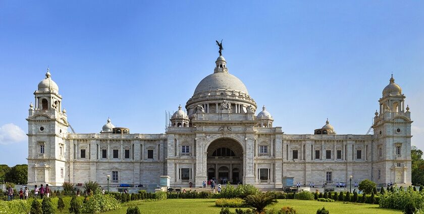 A picture of the gorgeous Victoria Memorial in Kolkata with a lush garden in front