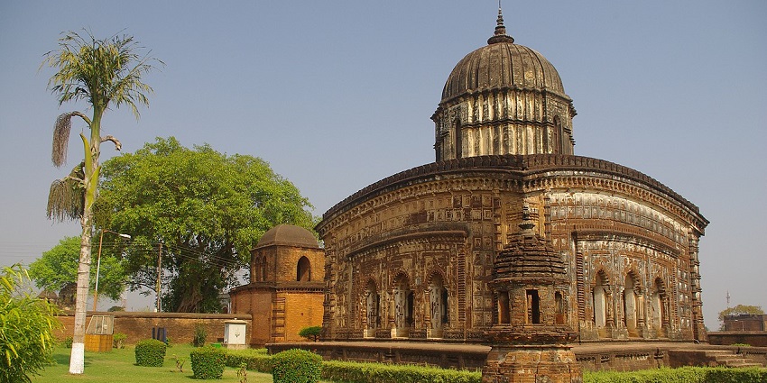 Seeking blessings at the Radha Shyam Temple is one of the top things to do in Bishnupur.