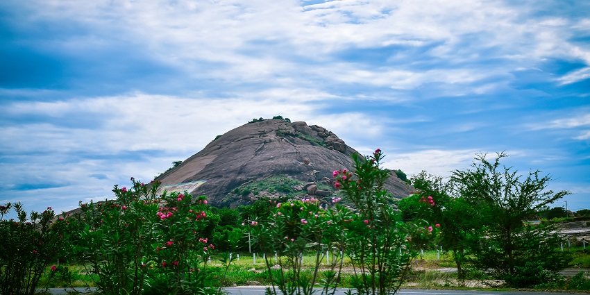 A scenic image of Oothu Malai Sri Bala Subramaniya Swamy Murugan Temple in Salem.