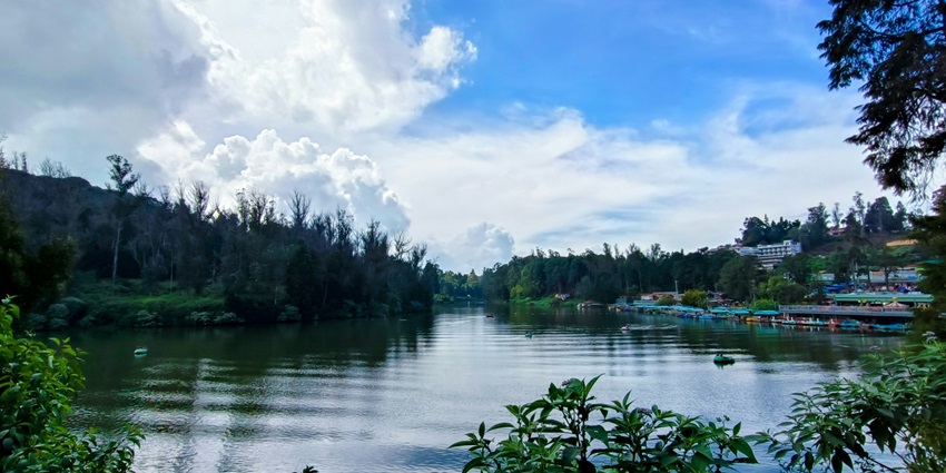 Ooty Lake, is perfect for peaceful moments during the New Year celebration in Ooty.