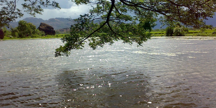 The Courtallam Lake lies near the Courtallam Waterfalls in Tamil Nadu