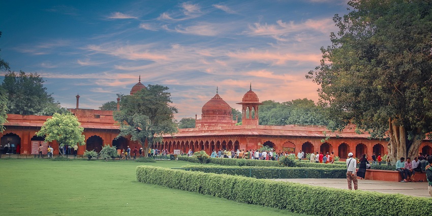 Some of the features that travelers should consider while sightseeing at Jhansi