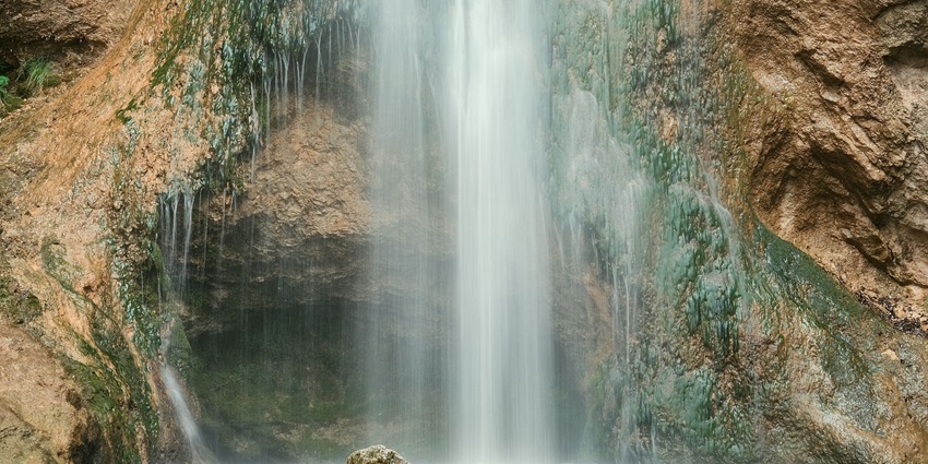 An image of a beautiful waterfall resembling the Kodiveri Falls of Tamil Nadu.