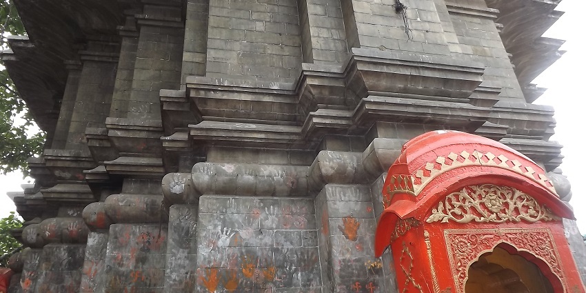 A picture of a wall of the famous Vajreshwari Temple with a red coloured entrance