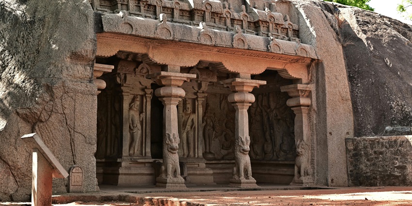 Image of the halls of the Dhandeeswaram temple with unique pillars