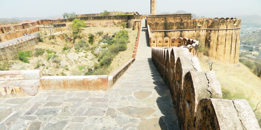 Scenic view of Jaigad Fort overlooking the Arabian Sea, surrounded by lush greenery.