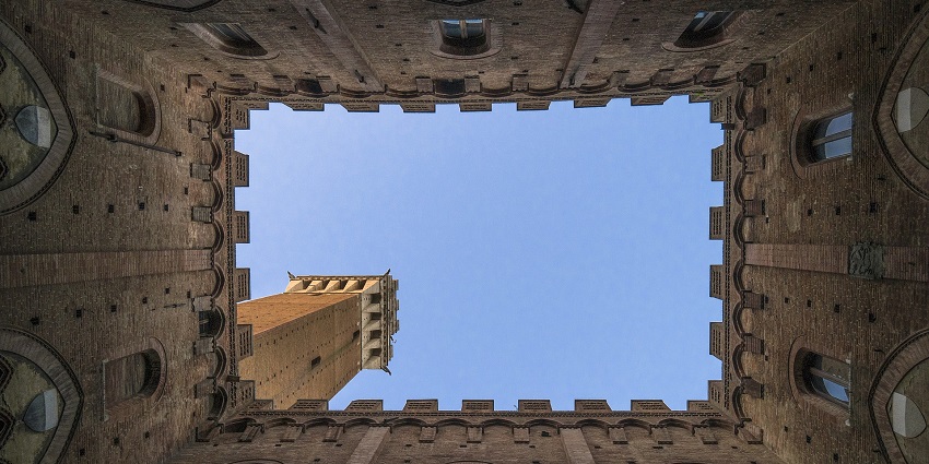 An image of architecture of a fort resembling Padmadurg fort located in the Arabian Sea.