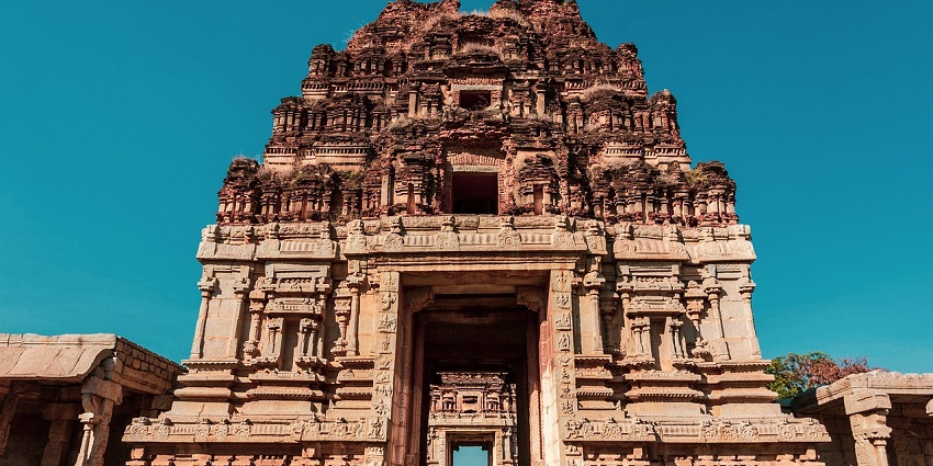 An image of a temple similar to the Tiruchendur Temple located in Tamil Nadu.