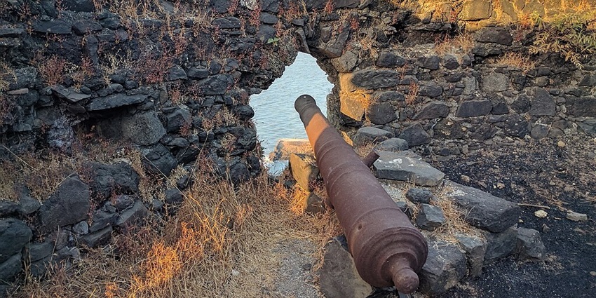 Image of the historical walls of the Korlai Fort, a famous tourist spot in Maharashtra.