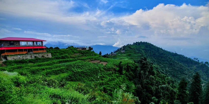 A picture of scenic mountains near the Bhalu Gaad waterfalls in Uttarakhand