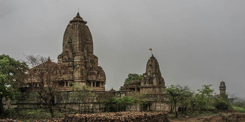 A picture of an ancient temple in Tamil Nadu with traditional architecture
