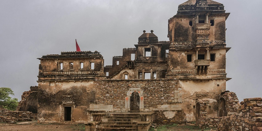 A picture of the ruins of a historical fort in Chandauli, surrounded by greenery