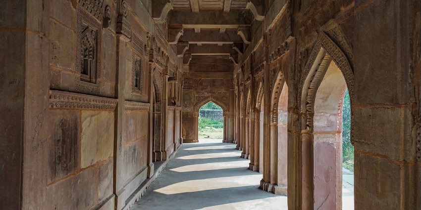 The walls and arch area of Chunar Fort in Mirzapur are perfect backdrop for photography.