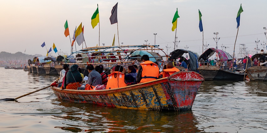 A large group of people gathered together with some hanging bags on the shoulder.