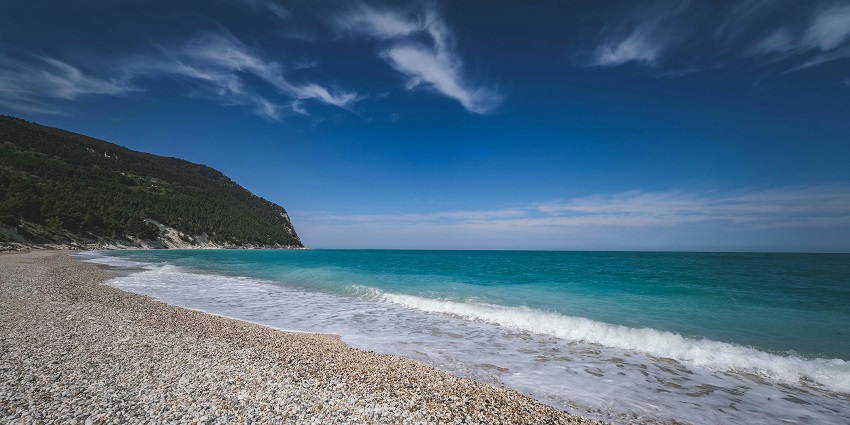 An image of a Karde beach, ideal for various water sports