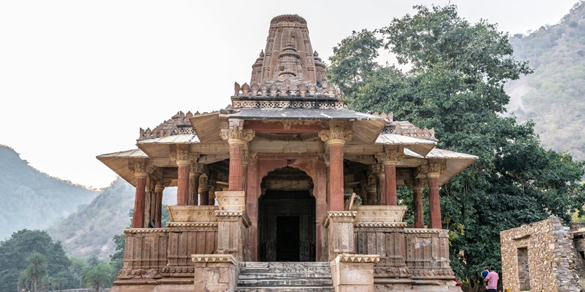 Kaalabairavar Temple is a scenic temple in Tamil Nadu where you can enjoy grand festivities
