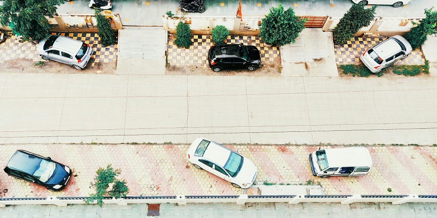 Parking near Navratna Garh Fort.