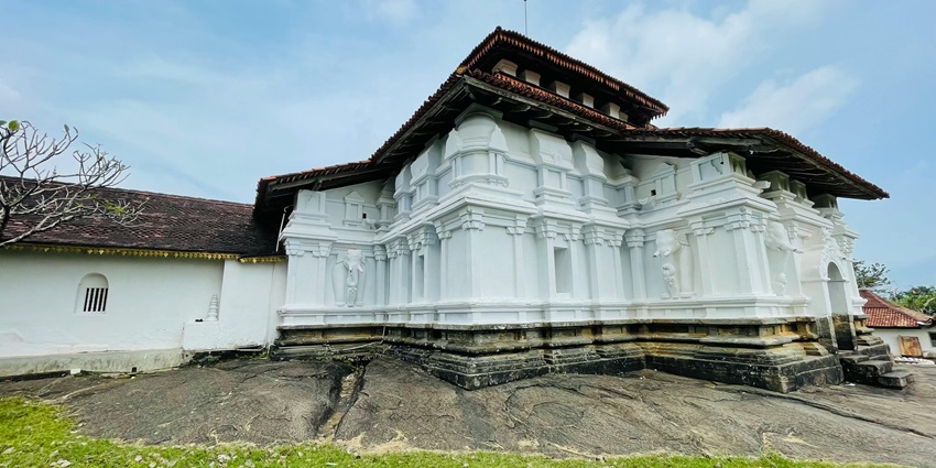 Distant view of the Akkalkot temple, an ideal place to visit for pilgrims