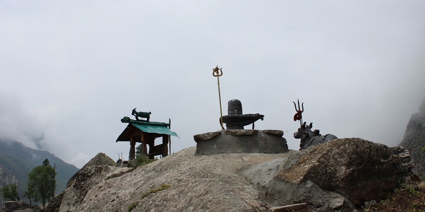 A picture of a Shiva Temple with idols of Shiva Linga and Nandi, Shiva's Carrier