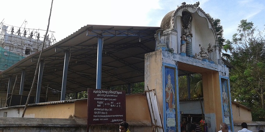 Front view of Paampuranathar Temple gopuram at Thirupampuram, a Dravidian-style shrine
