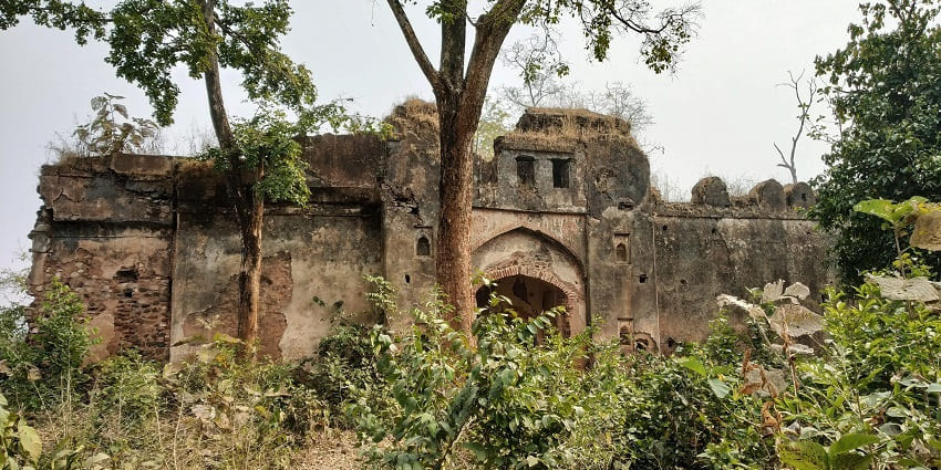The ancient ruins of Palamu Fort near Navratna Garh Fort.
