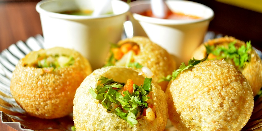 The street food in Rishikesh offers crisp puris filled with spicy water and flavorful fillings.