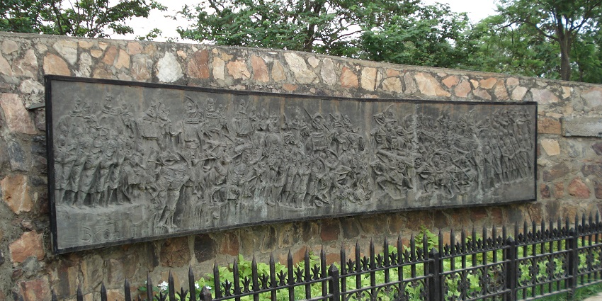 A picture of a wall at the site of the 3rd battle of Panipat with murals of the brave soldiers carved onto it