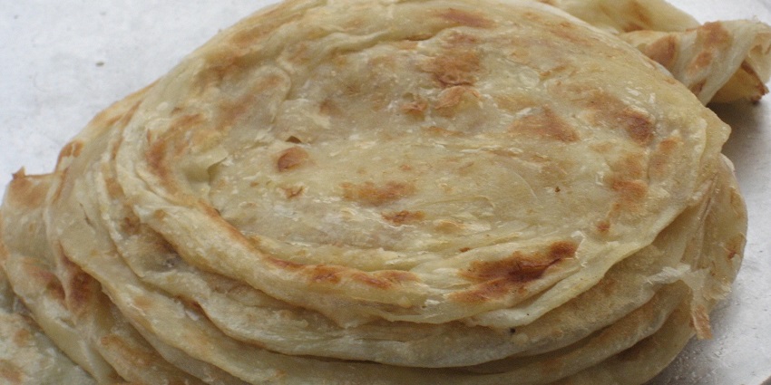 Delicious aloo paratha of Ram Babu Paratha Bhandar in Agra for travellers