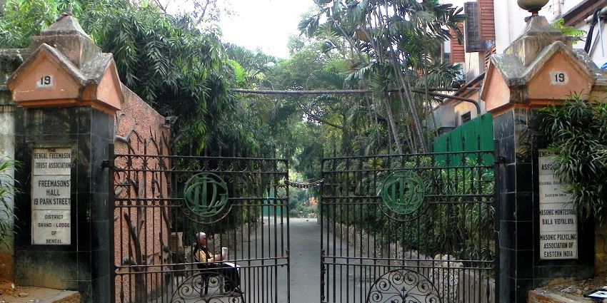 Lively ambiance of Park street, a place to visit in South Kolkata.