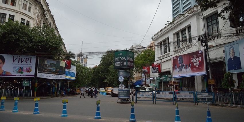 The picture of Kolkata's busy street, one of the places to visit in Kolkata with family.