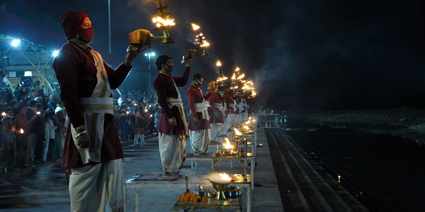 Traditional evening ritual with prayers and mesmerising light ceremonies.