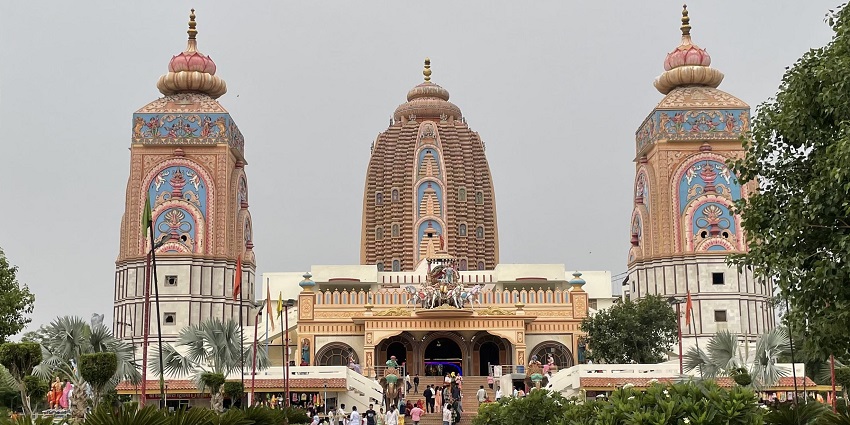An image of the decorated Karkadeswarar Temple celebrating Maha Shivratri joyously