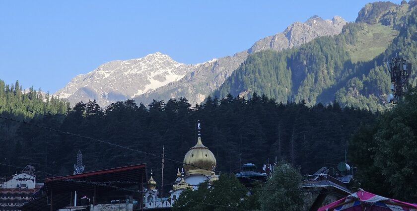 Beauty of Manali in bright daylight.