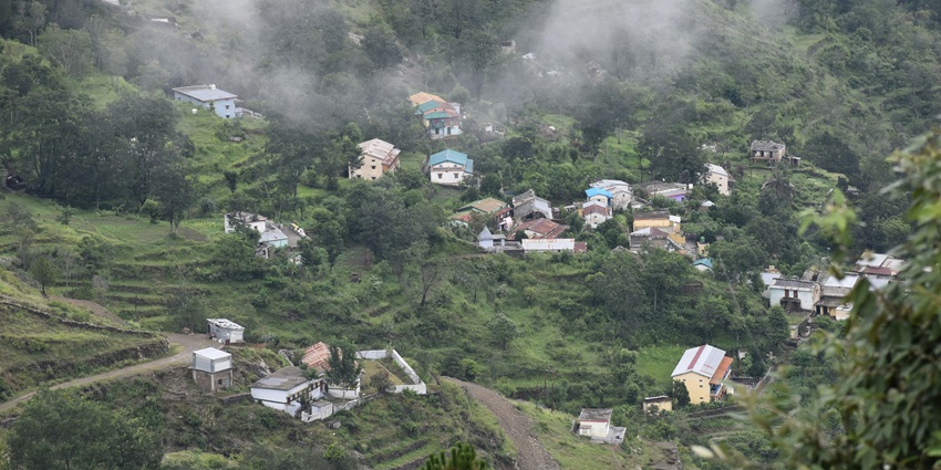 A scenic view of Pauri, one of the best hill stations near Lansdowne in Uttarakhand.