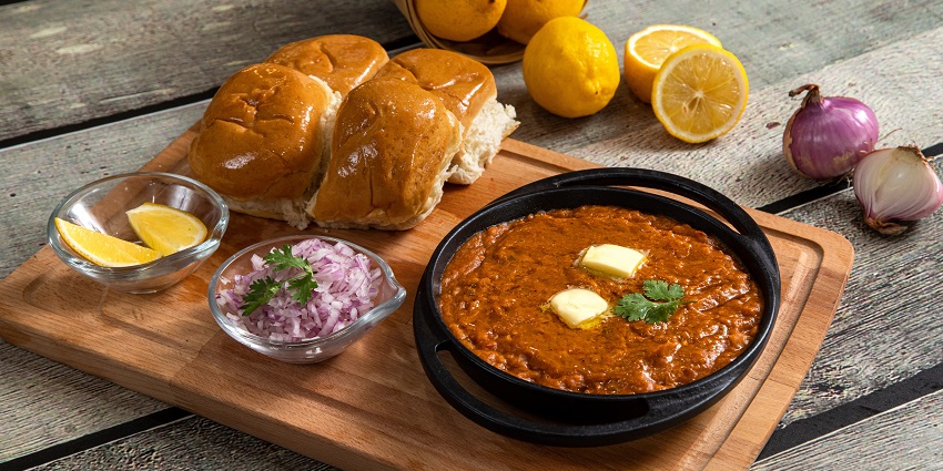 A picture of a street vendor in Kanpur preparing the delicious Pav Bhaji on his stall